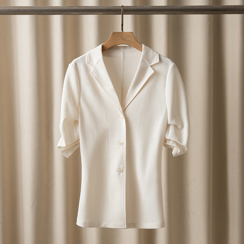 Women's versatile waist-cinching blazer in a fashionable tailored design