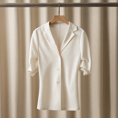 Women's versatile waist-cinching blazer in a fashionable tailored design