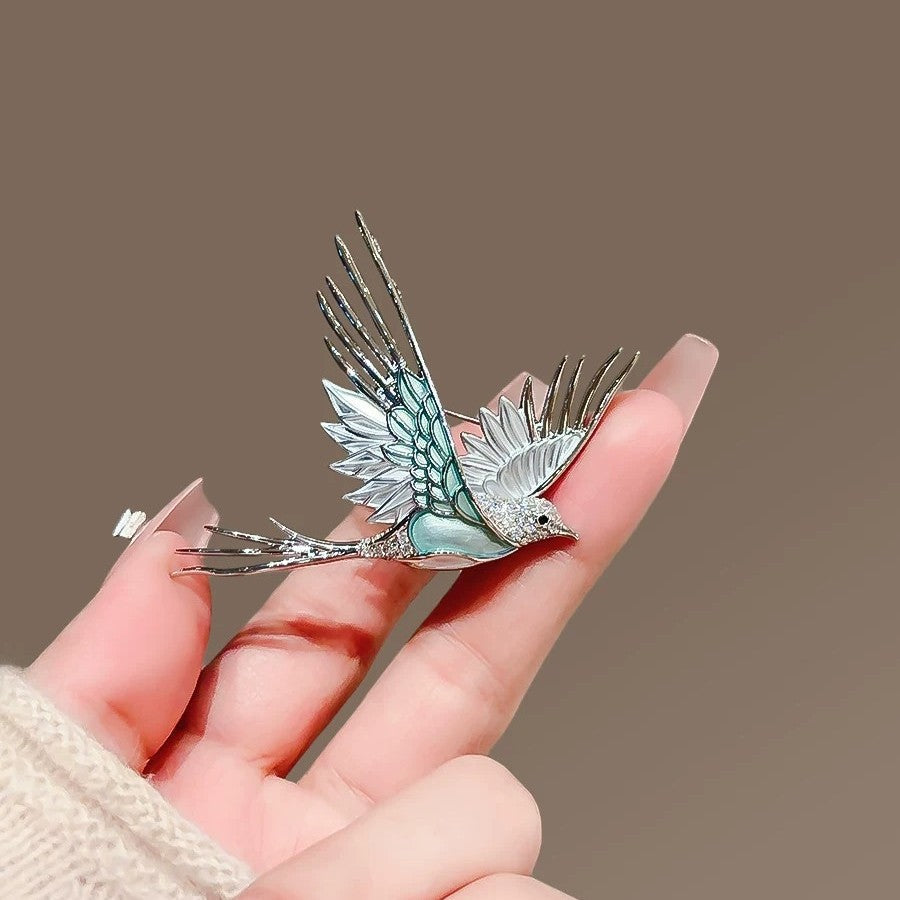 Luxurious elegant bluebird brooch with detailed bird design in blue tones