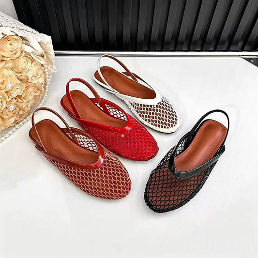 Women’s mesh hollowed-out closed-toe flat sandals in a breathable woven design