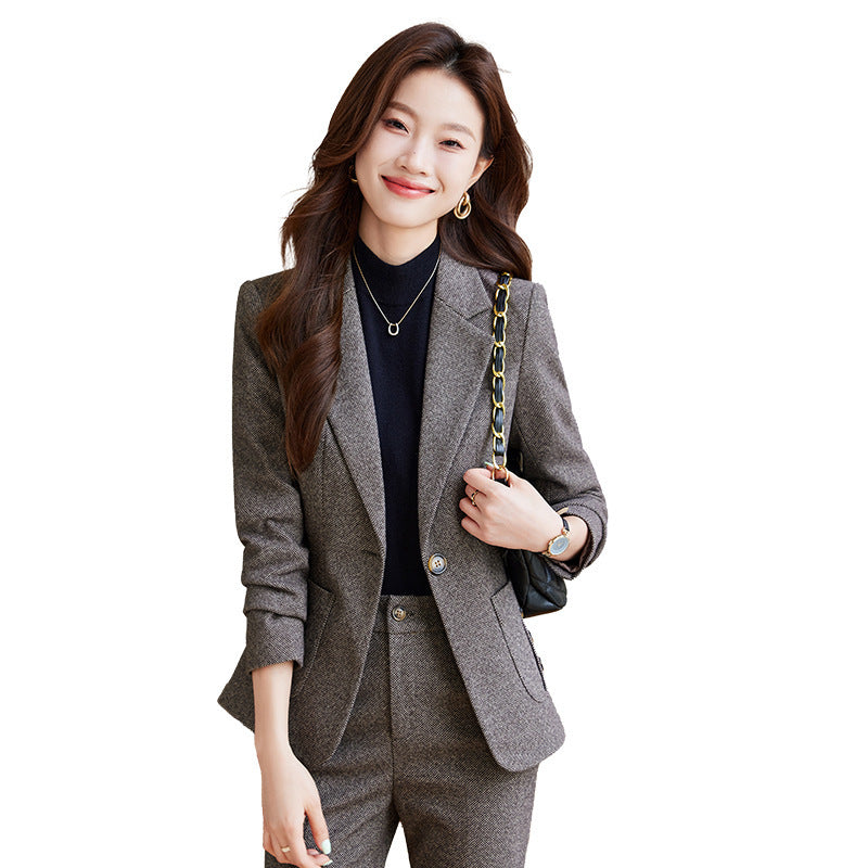 Elegant casual women's blazer in a polished, versatile design