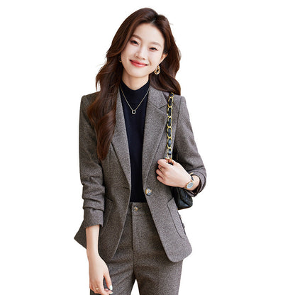 Elegant casual women's blazer in a polished, versatile design