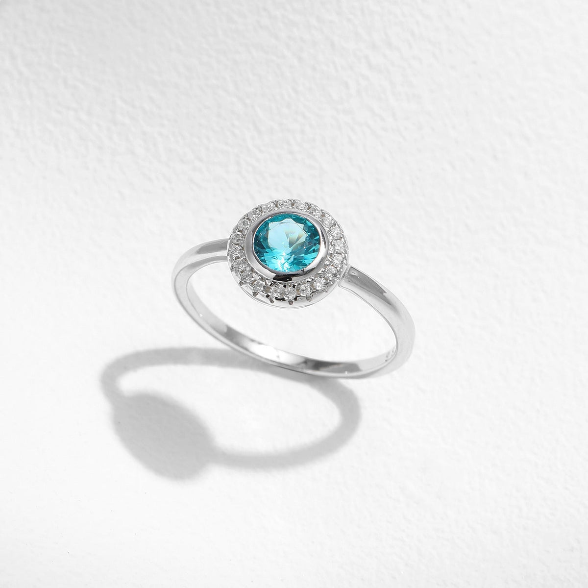 Women's S925 silver French-style elegant diamond-encrusted ring close-up