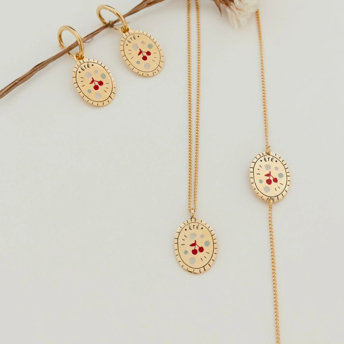 Retro versatile 18k necklace and bracelet jewelry set in a classic design