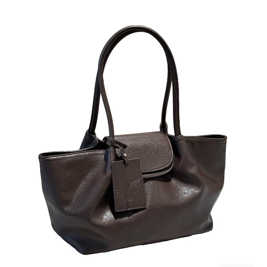 Genuine leather tote bag with versatile shoulder strap and relaxed underarm design