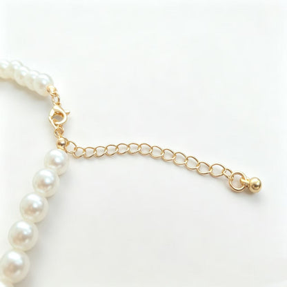 Retro minimalist French-style faux pearl necklace with elegant pearl detailing