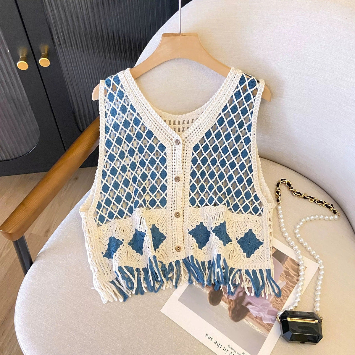 Women's vintage diamond-pattern knitted vest with tassel trim