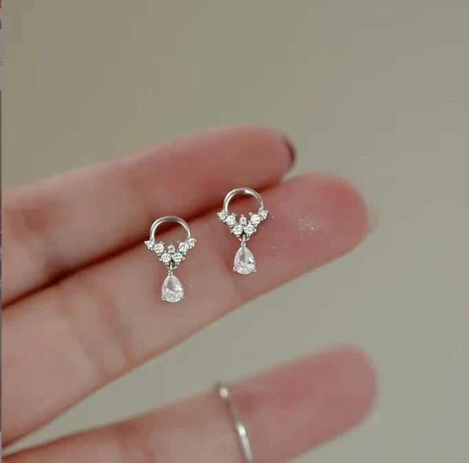 Korean fashion student leaves earrings for women with rhinestone tassel charms, perfect for wedding or party jewelry.