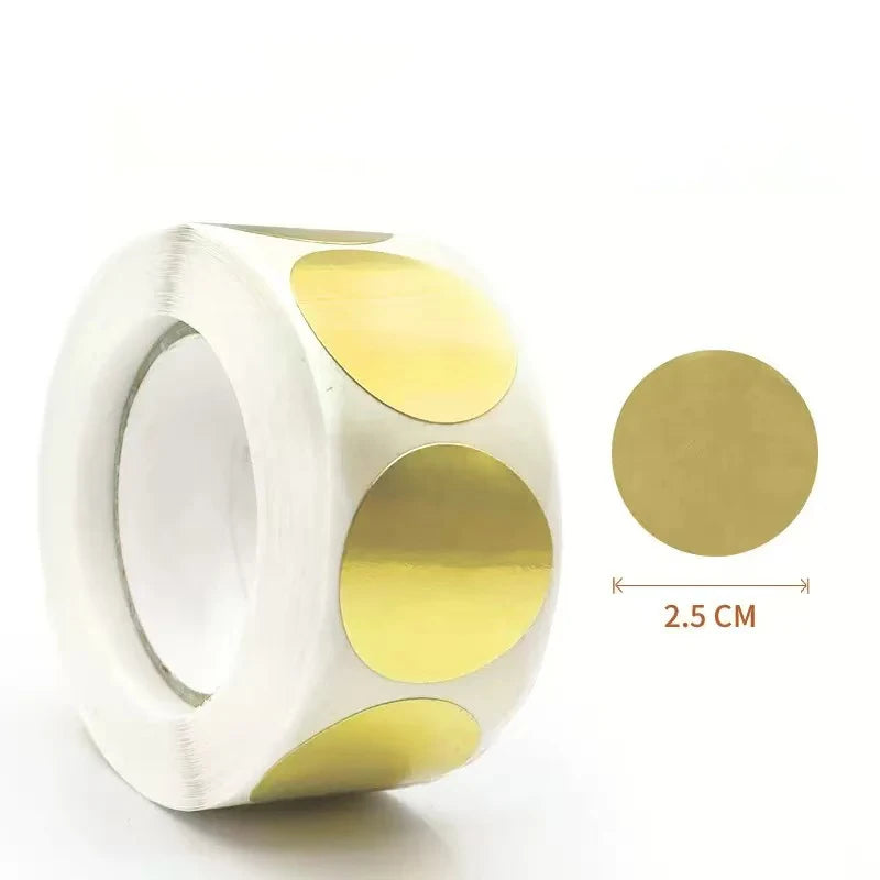 Pack of 500 kraft round self-adhesive labels for item classification and personalized labeling, featuring gold design.