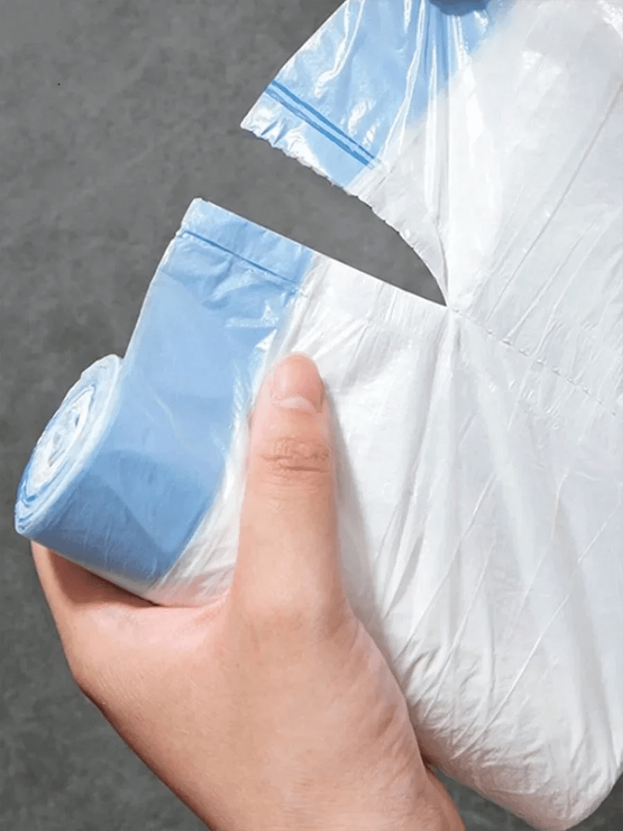 Roll of 15 thick trash bags with drawstrings, suitable for kitchen, home, restaurant, and garbage sorting.