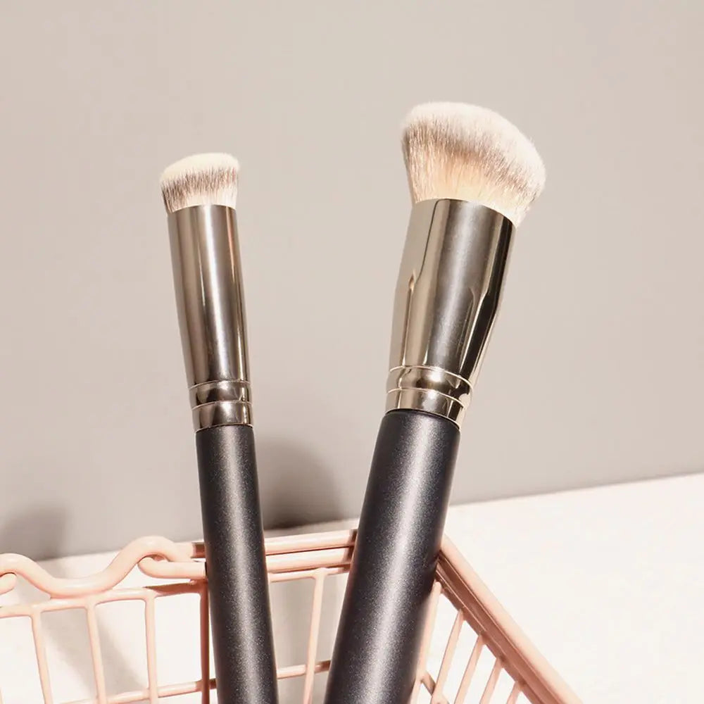 Large eyeshadow and contour brush from BackupMyFilesNow.com, versatile cosmetic brush for foundation, concealer, and face makeup application.