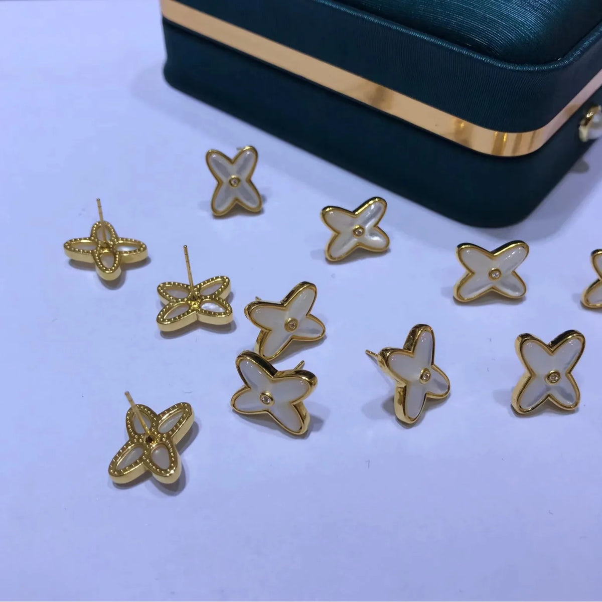 18K gold Pai Da Xing X earrings by BackupMyFilesNow.com, simple and elegant Au750 earrings, ideal gift for girls.