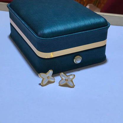 18K gold Pai Da Xing X earrings by BackupMyFilesNow.com, simple and elegant Au750 jewelry design for girls' gift.