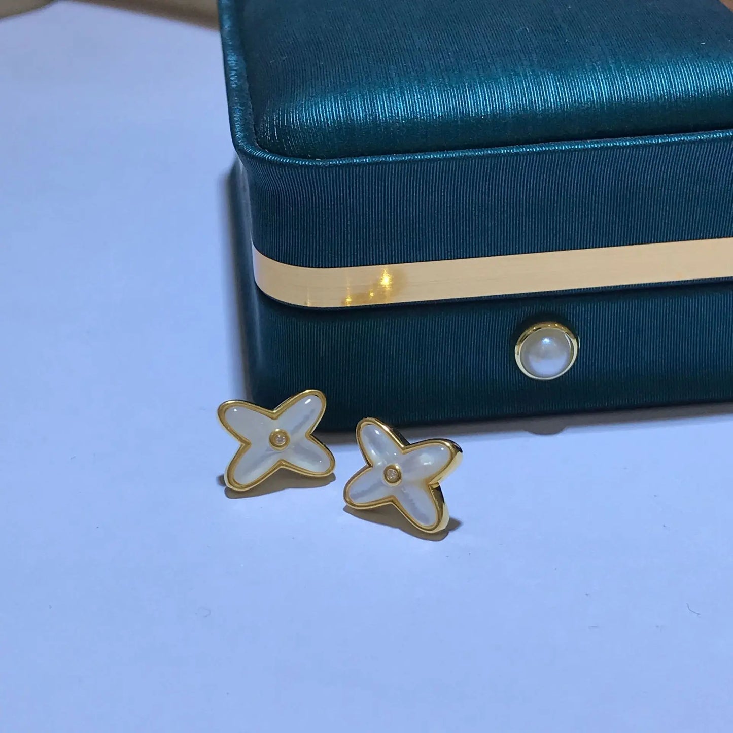 18K gold Pai Da Xing X earrings by BackupMyFilesNow.com, simple and elegant Au750 jewelry perfect for gifting.
