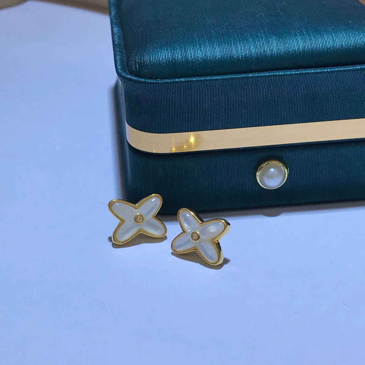 18K gold Pai Da Xing X earrings by BackupMyFilesNow.com, simple and elegant Au750 jewelry perfect for gifting.