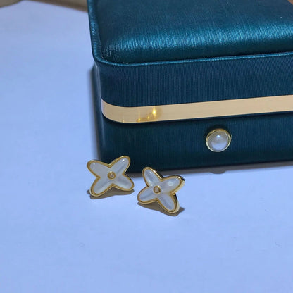 18K gold Pai Da Xing X earrings by BackupMyFilesNow.com, simple and elegant Au750 jewelry perfect for gifting.