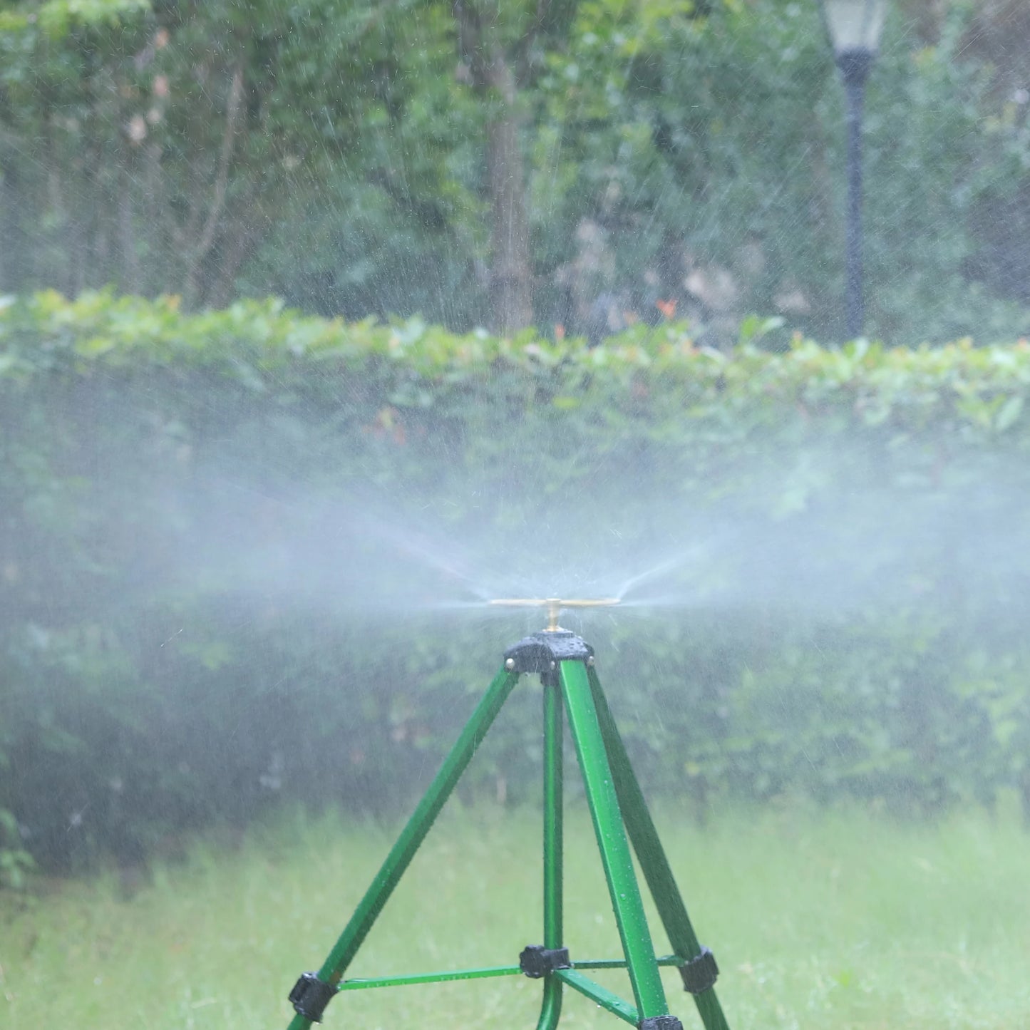 Rotating brass garden sprinkler with 2, 3, or 4 arms, 360° automatic water spray for lawn and flower bed irrigation.