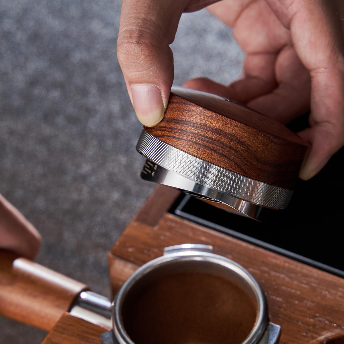 Knodos 58mm wooden coffee distributor and espresso leveler with adjustable depth, stainless steel construction for espresso machines.