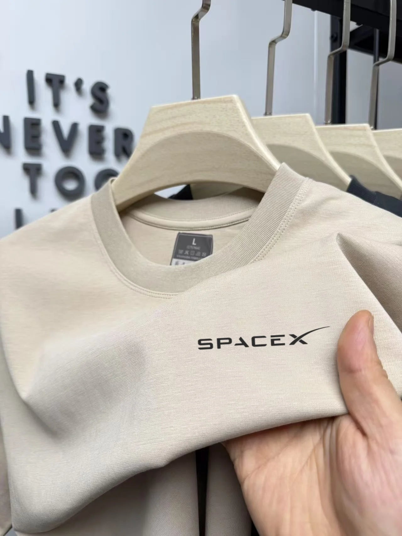 Men's SPACEX printed round neck T-shirt in army green, made of breathable pure cotton, short sleeves, casual summer wear.