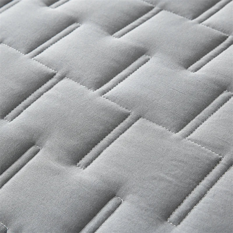 Gray quilt bedding set with pillow cases, lightweight soft bedspread, quilted blanket, king size, all-season comfort for cozy beds.