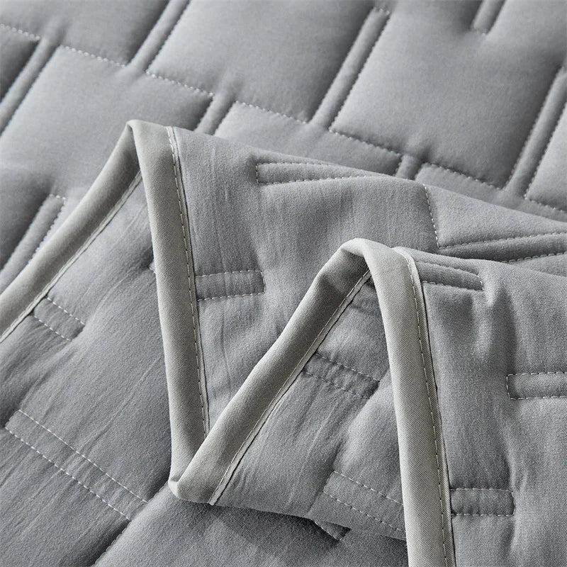 Gray quilt bedding set with pillowcases, lightweight soft bedspread and coverlet, all-season quilted blanket for king size bed.