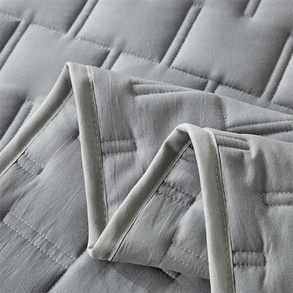 Gray quilt bedding set with pillowcases, lightweight soft bedspread and coverlet, all-season quilted blanket for king size bed.