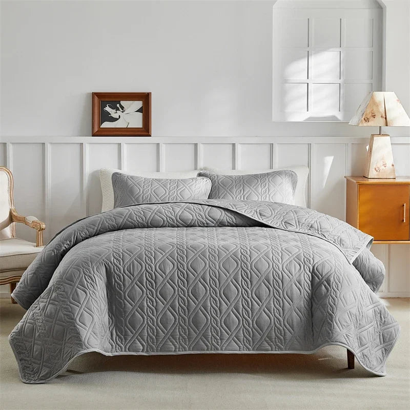 Gray king-size quilt bedding set with quilted blanket, pillowcases, lightweight and soft bedspread for all-season comfort.