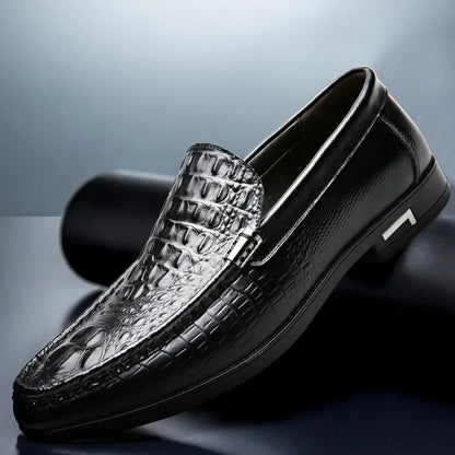 Black men's slip-on leather loafers with moccasin-style design, casual summer shoes, suitable for driving and formal occasions.