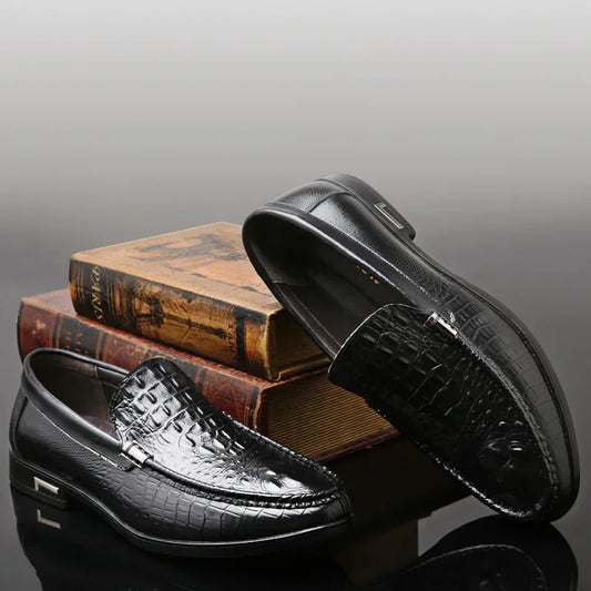 Black men's slip-on moccasin loafers made of genuine leather, summer driving and formal shoes for men.