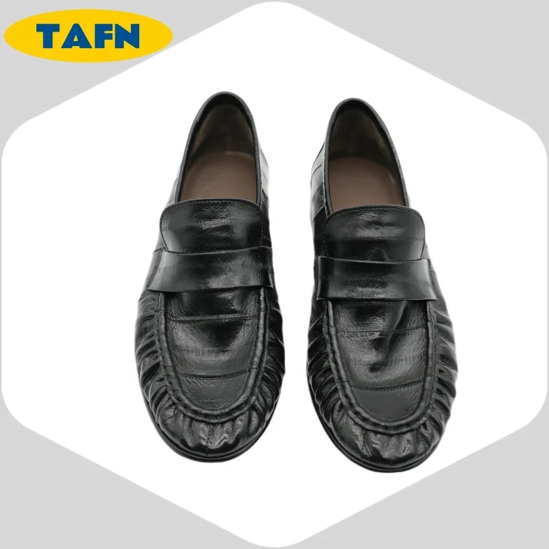 Black slip-on loafers from BackupMyFilesNow.com, stylish flat shoes with a refined, simple design and comfortable fit.