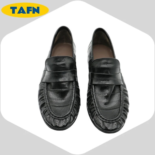 Black slip-on loafers from BackupMyFilesNow.com, stylish flat shoes with a refined, simple design and comfortable fit.