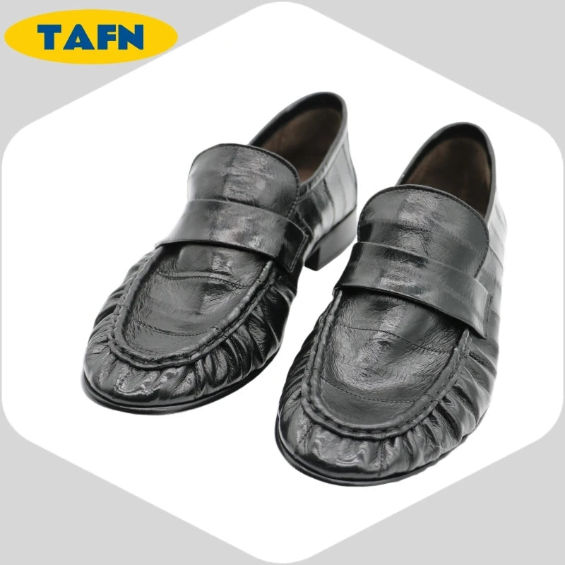 Black slip-on loafers from BackupMyFilesNow.com, stylish and comfortable flat shoes with a refined, all-matching design.