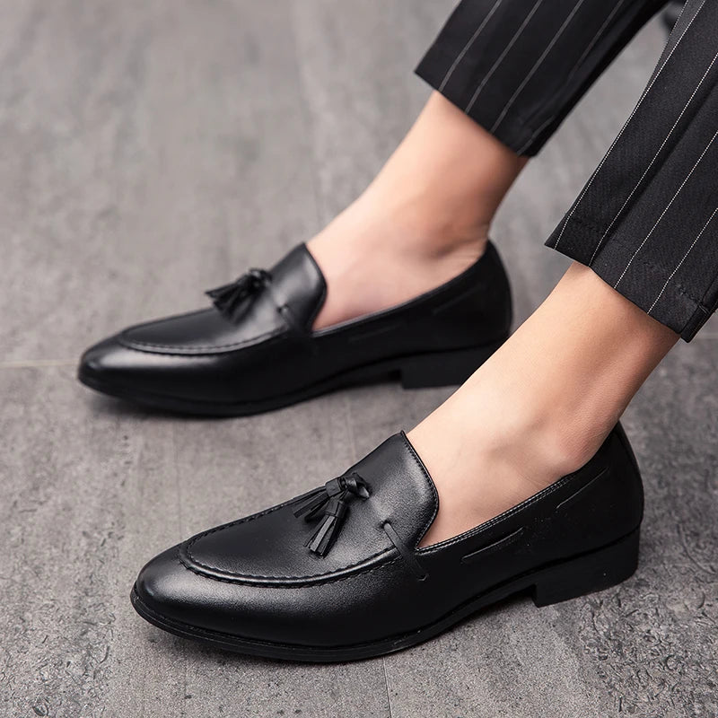 Black men's leather slip-on wedding shoes with tassels, British style formal loafers for business and special occasions.