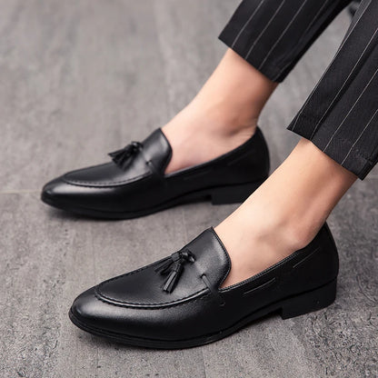 Black men's leather slip-on wedding shoes with tassels, British style formal loafers for business and special occasions.