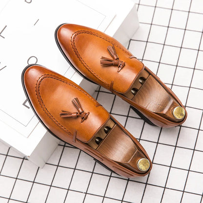 Black men's leather slip-on loafers with tassels, British style wedding and formal dress shoes for men.