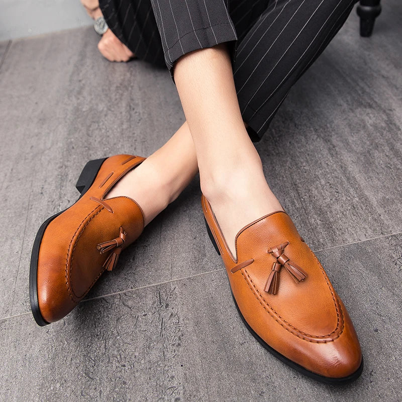Black men's slip-on wedding loafers with tassels, leather dress shoes in British style, ideal for formal and business occasions.