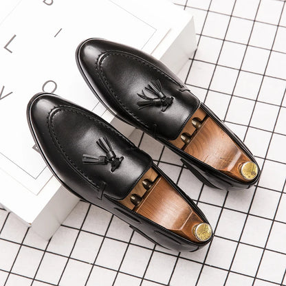 Black men's slip-on wedding loafers with tassels, leather dress shoes in British style, suitable for formal and business occasions.