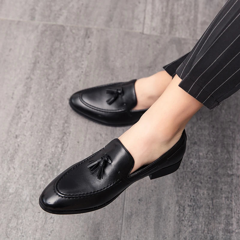 Black men's slip-on wedding loafers with tassels, leather formal dress shoes in British style for business or special occasions.