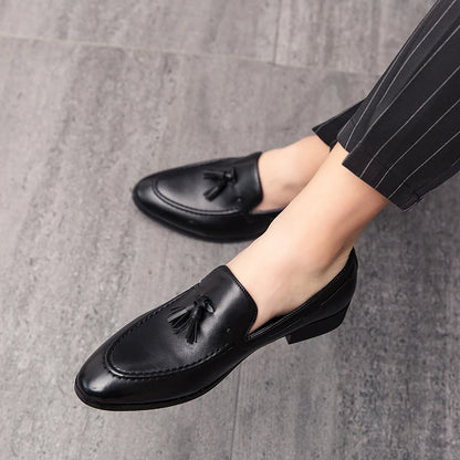Black men's slip-on wedding loafers with tassels, leather formal dress shoes in British style for business or special occasions.