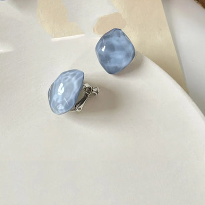 Colorful non-pierced irregular geometric resin ear clip earrings for women, stylish fashion earcuffs, candy-colored design.