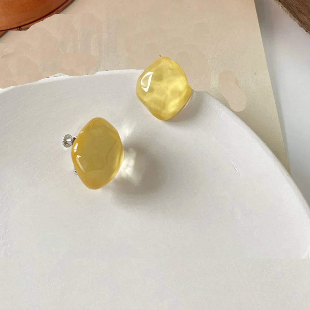 Colorful resin non-pierced geometric ear clip earrings for women, fashion earcuffs with irregular shapes and candy colors.