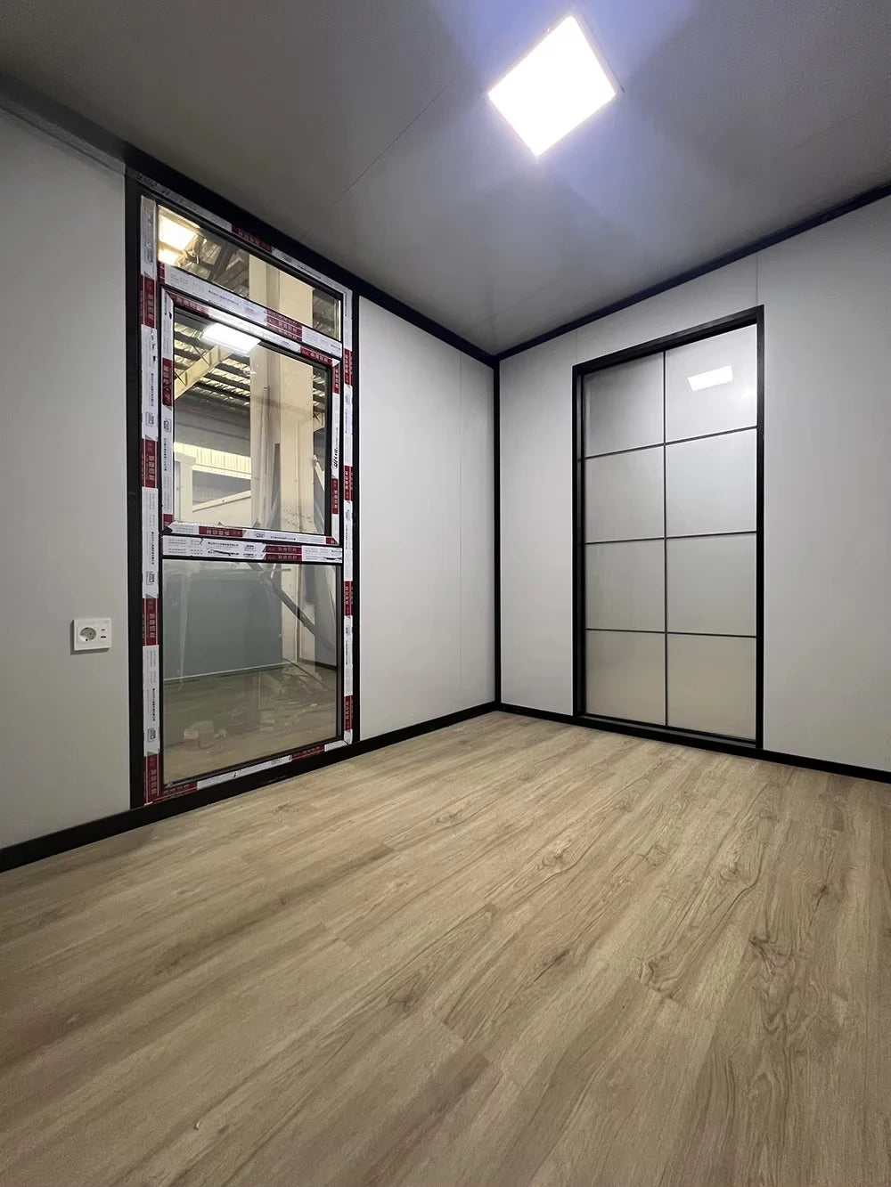 Luxury 20ft 40ft prefab modular container cabin with 2 bedrooms, modern expandable design, ideal for hotel or residential use.