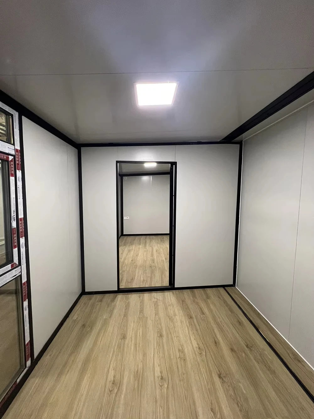 Modern 20ft and 40ft luxury prefab modular container cabins with two bedrooms, expandable design for hotel or residential use.