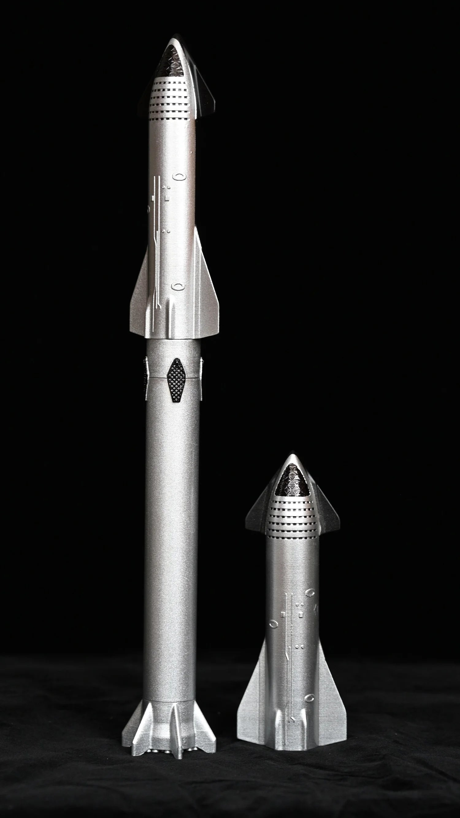 SpaceX Starship rocket model and Super Heavy booster decorative desktop ornament, detailed replica for display or gifting.
