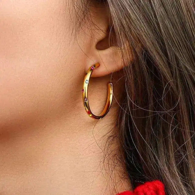 Sterling silver Daidan Simple girls huggie hoop earrings with gold plating and zircon accents, trendy wedding jewelry.