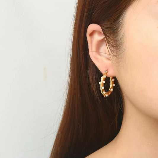 Gold-colored stainless steel hoop earrings with retro geometric round inlay pearls, stylish jewelry for women.