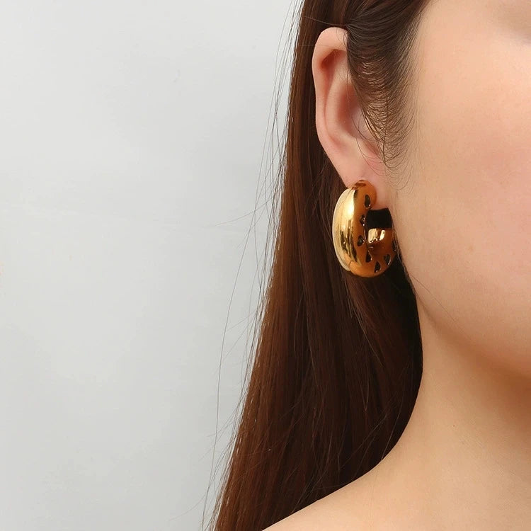 Stainless steel hollow heart earrings with 18K gold plating, vintage C-shape design, women's jewelry, personalized and polished finish.