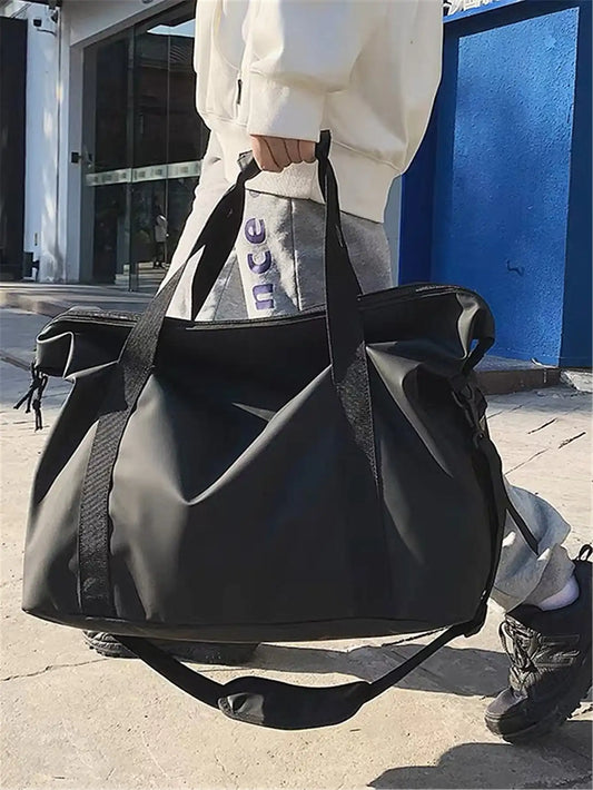 Green handheld travel bag with large capacity, lightweight sports and fitness bag, featuring a one-shoulder crossbody design.
