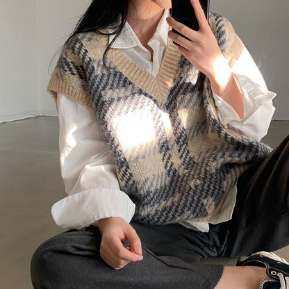 Plaid knitted vest top for women in loose sweater style, featuring a cozy plaid pattern and soft knit fabric.