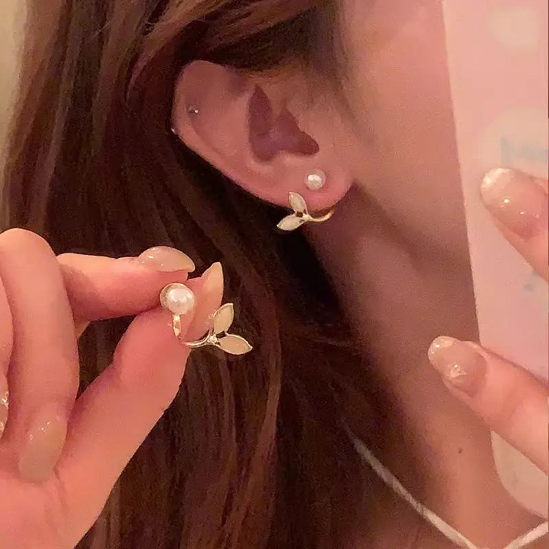 Elegant French retro niche high-end earrings with feminine design, featuring intricate details and stylish earring accessories.